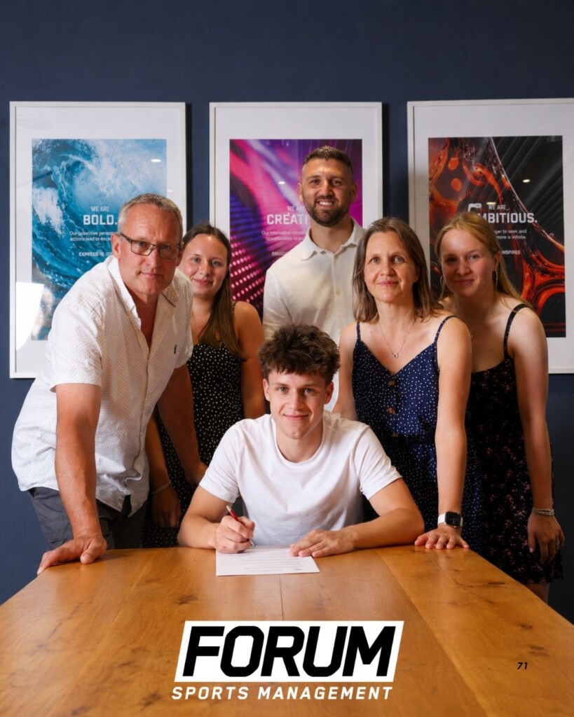Charlie Dinsdale Signs First Professional Contract at Sunderland
