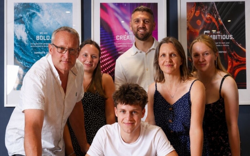 Charlie Dinsdale Signs First Professional Contract at Sunderland